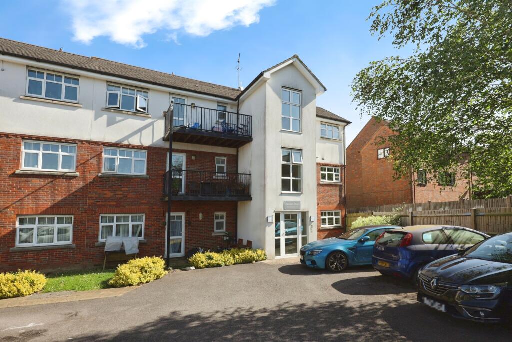 2 bedroom flat for sale in Hawkes Court, Cameron Road, Chesham, HP5