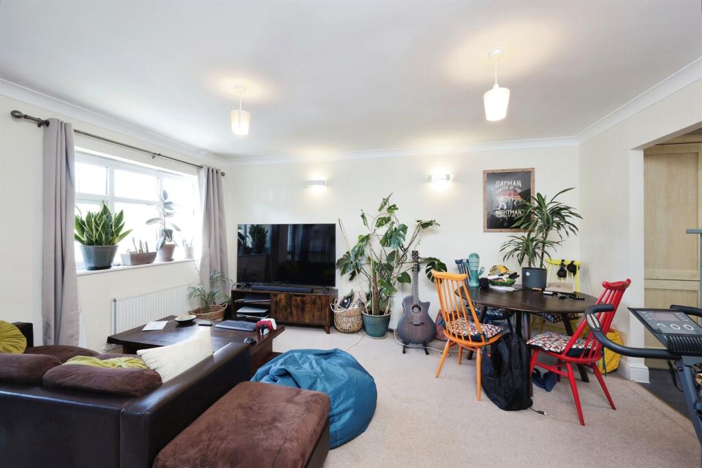 2 bedroom flat for sale in Hawkes Court, Cameron Road, Chesham, HP5