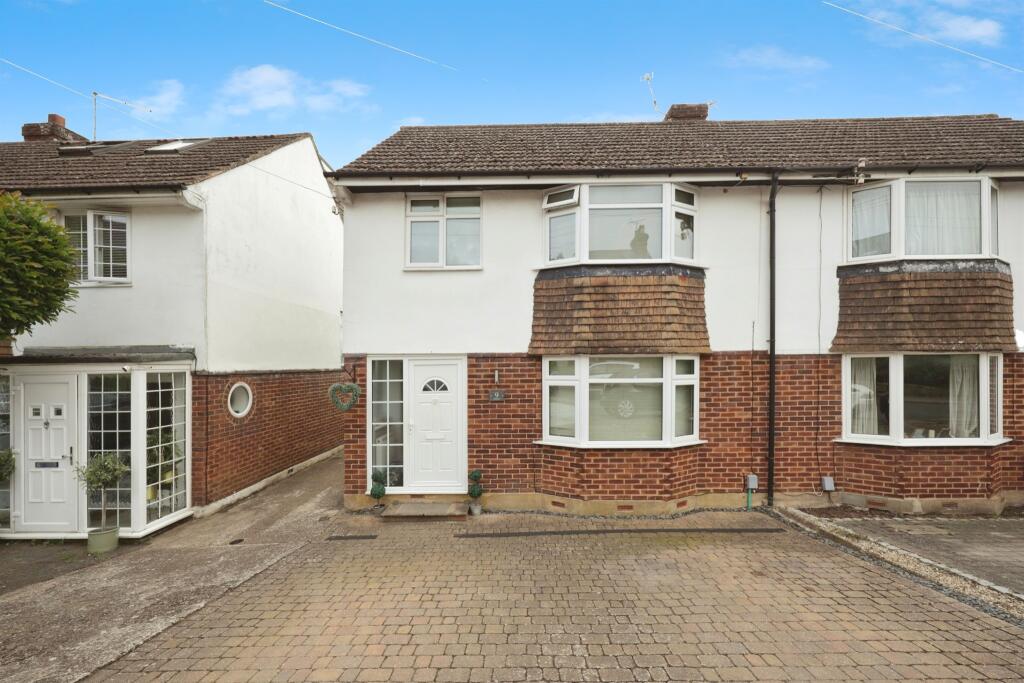 3 bedroom semidetached house for sale in Albion Road, Chalfont St