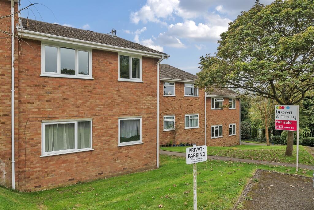 2 bedroom flat for sale in Chiltern Park Avenue, BERKHAMSTED, HP4