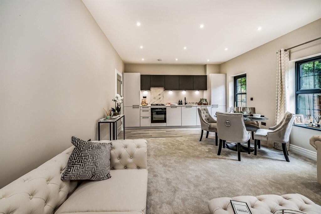 2 bedroom apartment for sale in Knightswood Mansion, Shootersway
