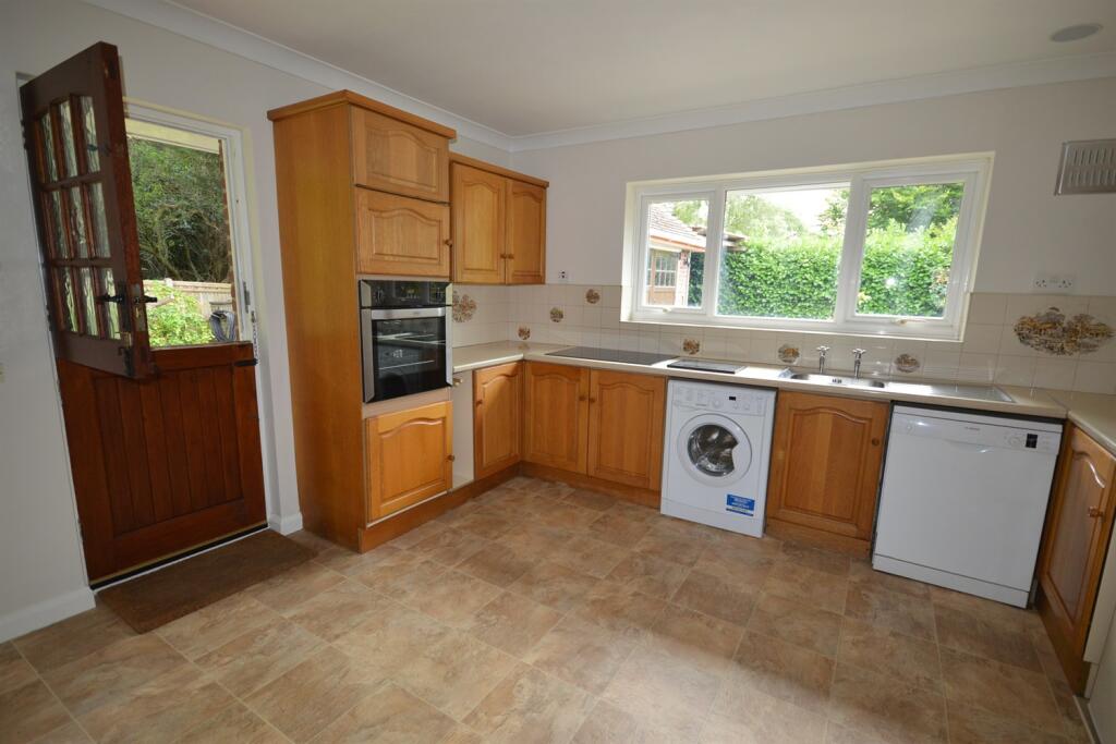 Detached Bungalow to rent on Clay Lane, Fishbourne, Chichester, PO18