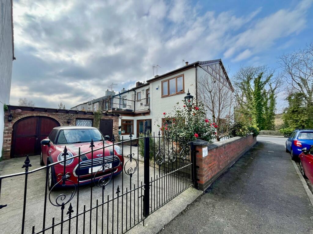 3 bedroom semidetached house for sale in Hyde Road, Woodley, Stockport