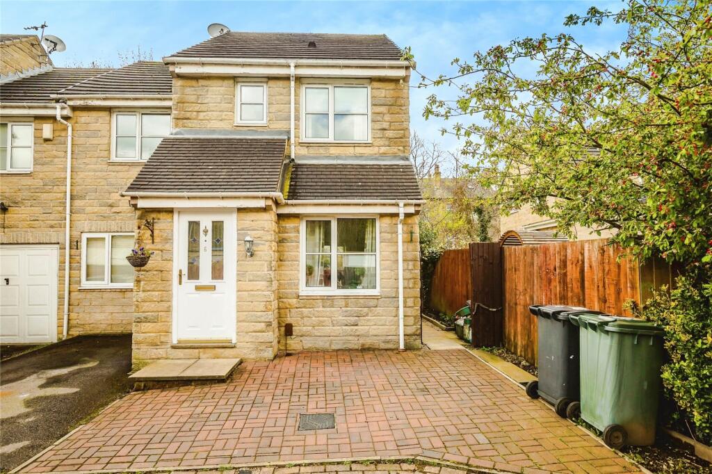 4 bedroom end of terrace house for sale in Middlemost Close, Huddersfield, West Yorkshire, HD2