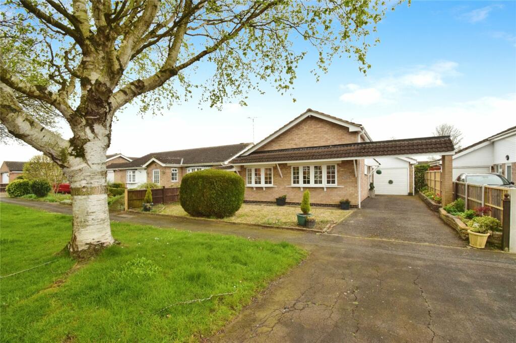 3 bedroom bungalow for sale in Grafton Drive, Wigston, Leicestershire, LE18