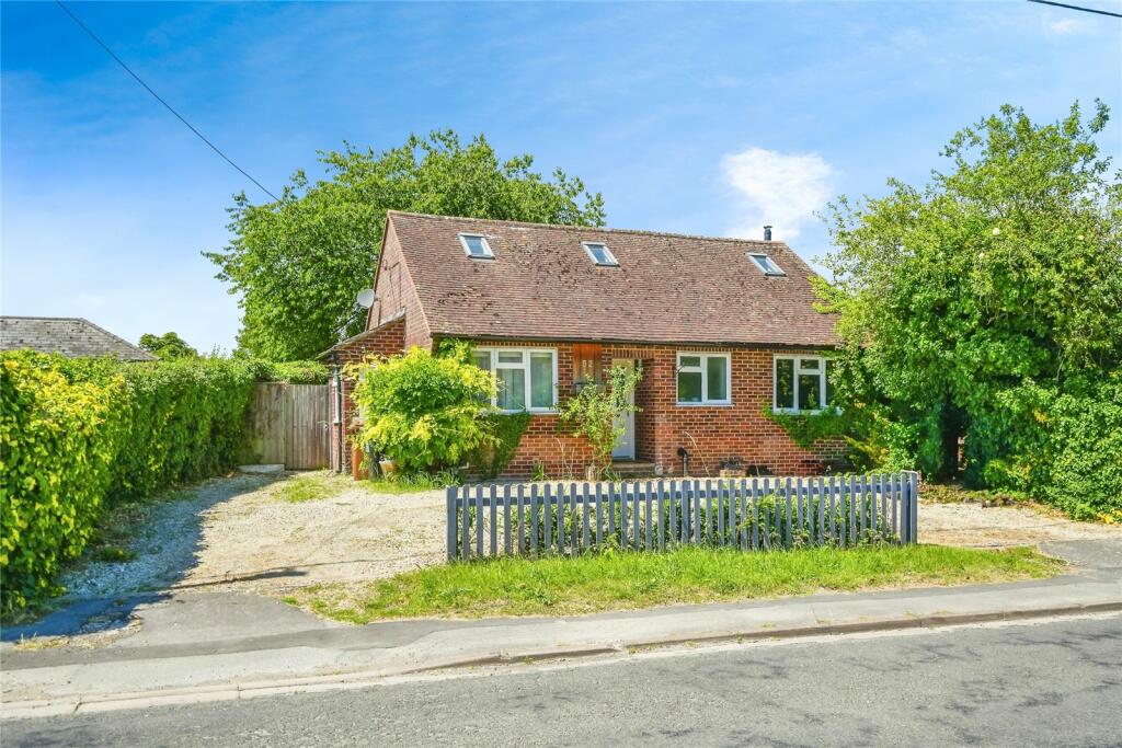 3 bedroom bungalow for sale in Blewbury Road, East Hagbourne, Didcot