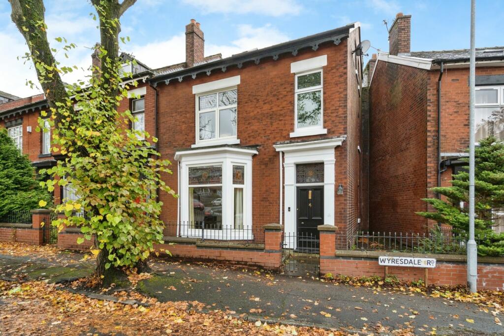 6 bedroom end of terrace house for sale in Wyresdale Road, Bolton, BL1