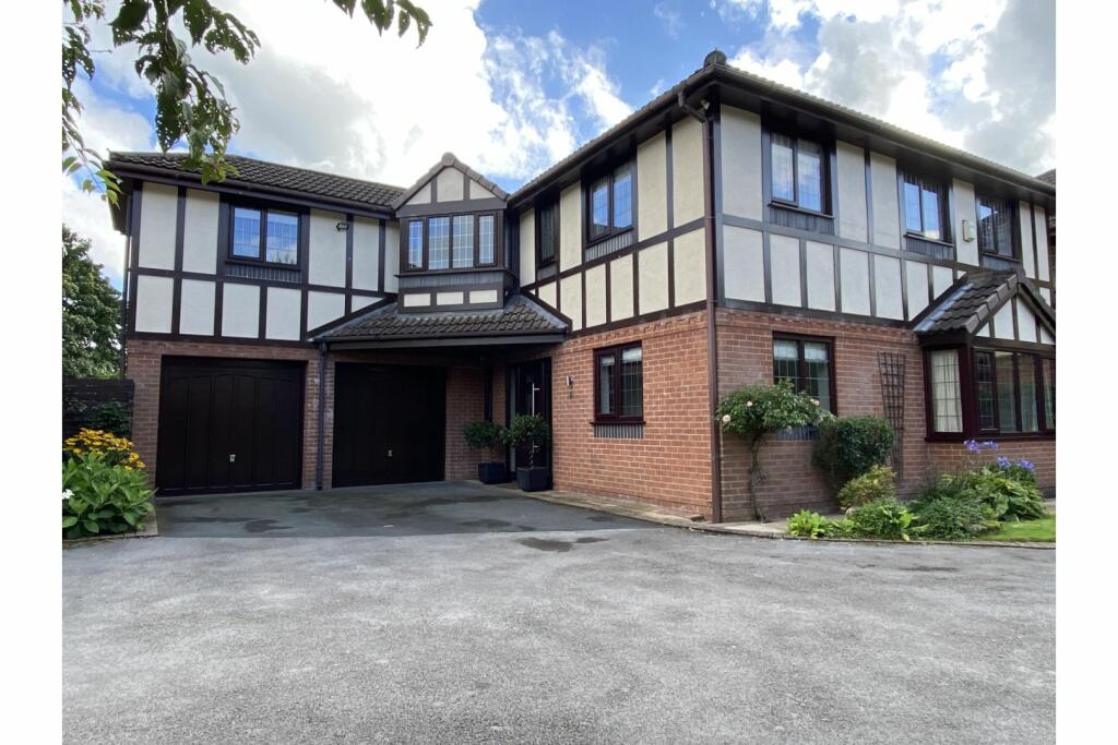 4 bedroom detached house for sale in Kirklees Close, Bury, BL8