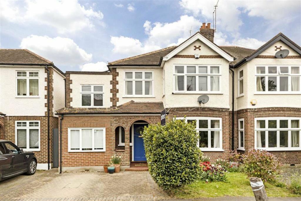 4 bedroom detached house for rent in Chelwood Gardens, Kew, TW9