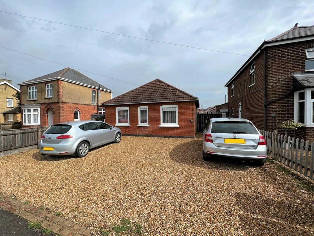 2 bedroom detached bungalow for sale in Wisbech Road, March, Cambs