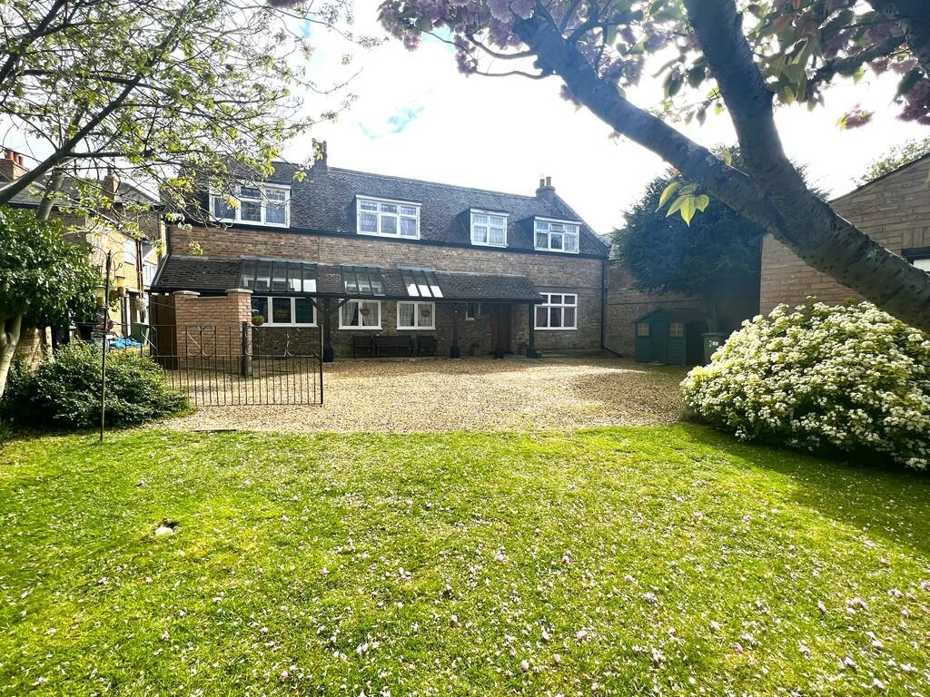 4 bedroom semidetached house for sale in London Road, Chatteris, Cambs