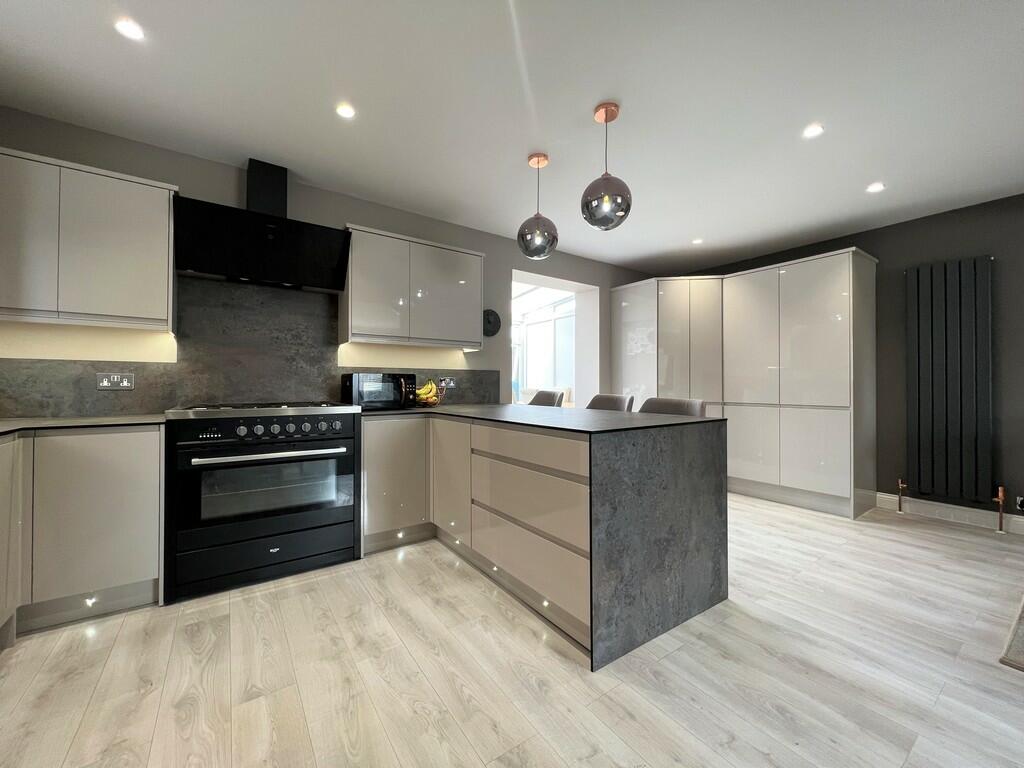 3 bedroom semidetached house for sale in Fairway, Chatteris, Cambs., PE16 6SZ, PE16