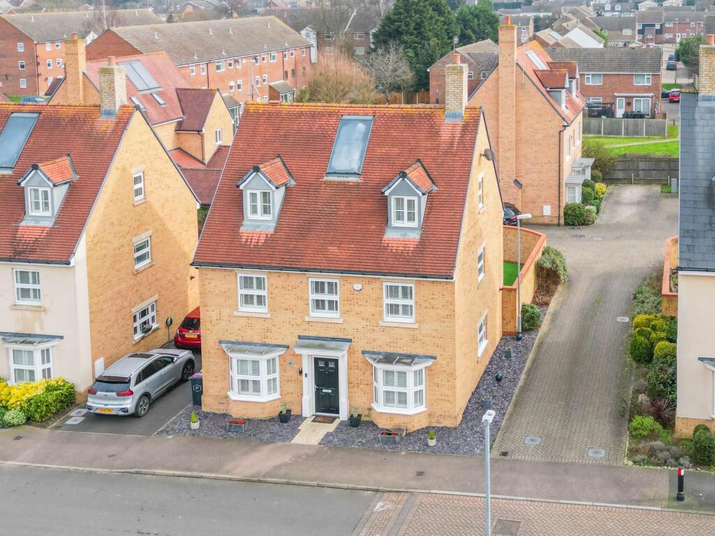 5 bedroom detached house for sale in Claremont Crescent, Rayleigh, SS6