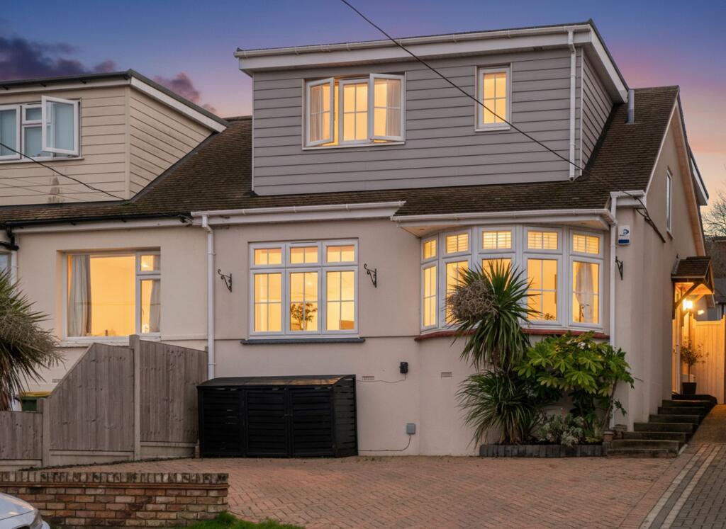 Main image of property: Mount Avenue, Rayleigh, SS6