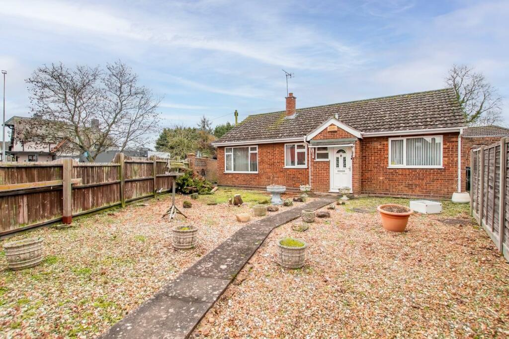 3 bedroom detached bungalow for sale in Leighton Road, Hockliffe