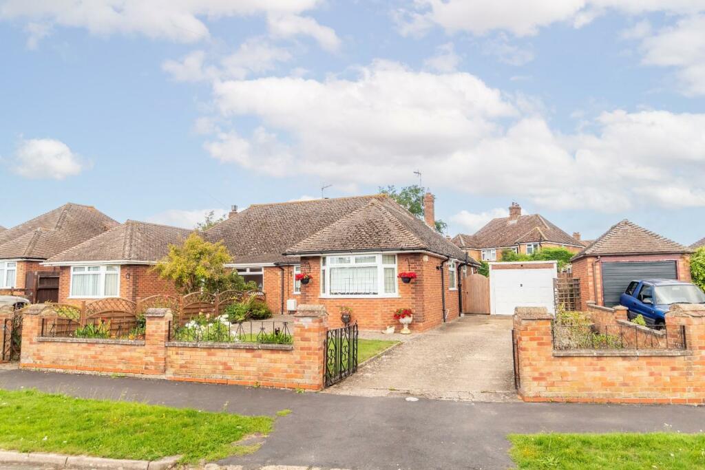 3 bedroom semidetached bungalow for sale in Orchard Way, Stanbridge