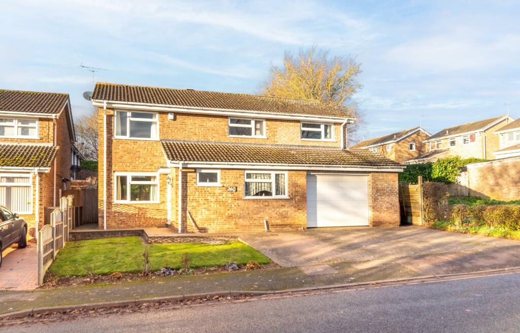 4 bedroom detached house for sale in Grasmere Way, Leighton Buzzard, LU7