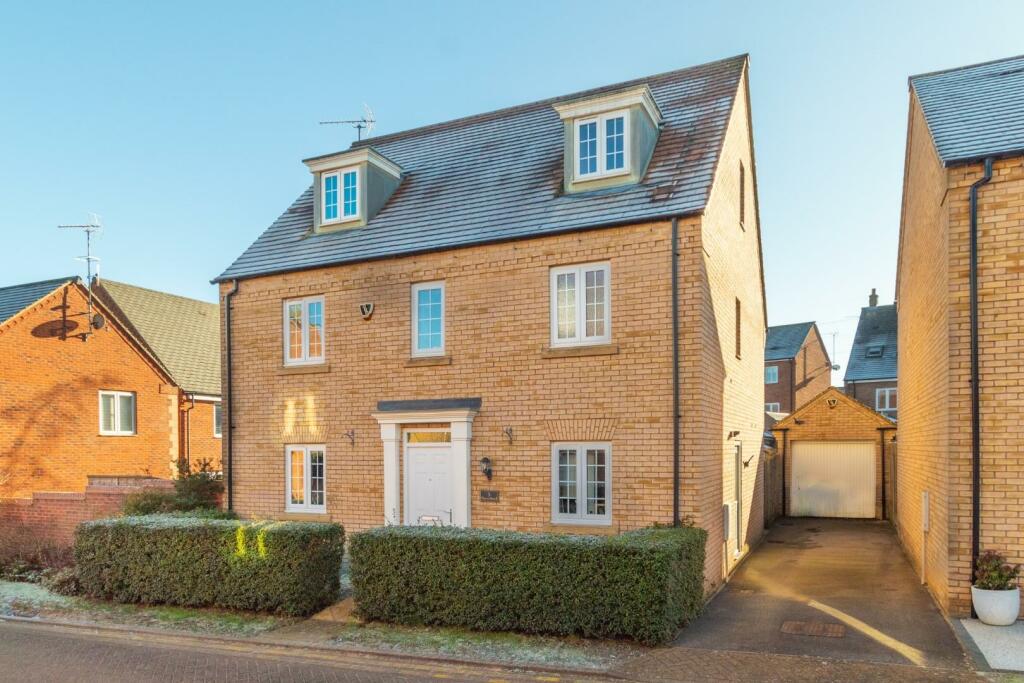 5 bedroom detached house for sale in Plover Road, Leighton Buzzard, LU7