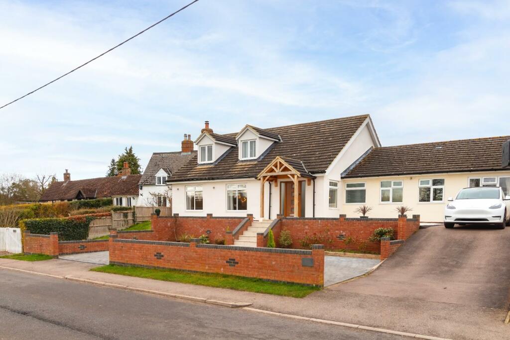 5 bedroom detached house for sale in High Street, Eggington, Leighton