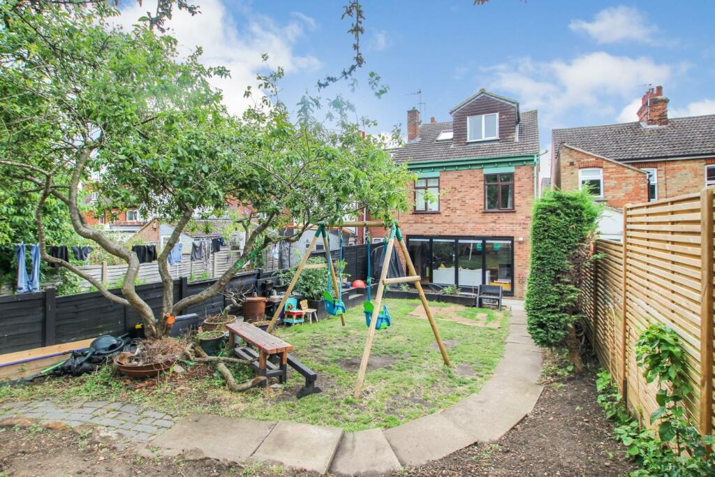 4 bedroom detached house for sale in Springfield Road, Leighton Buzzard