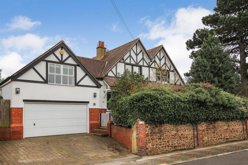 4 bedroom detached house for sale in Ashwell Street, Leighton Buzzard, LU7