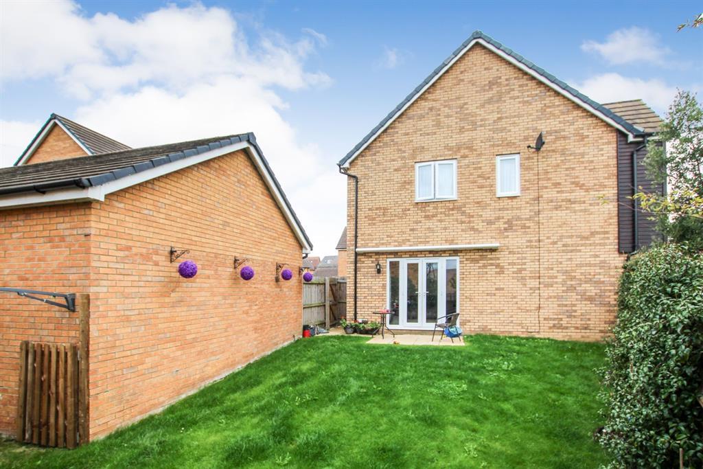 4 bedroom detached house for sale in Kestrel Way, Leighton Buzzard, LU7