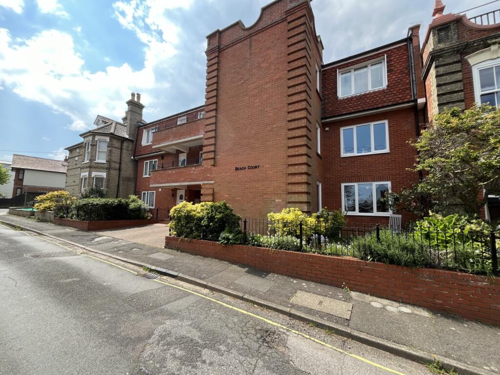 3 bedroom ground floor flat for sale in Beach Court, Beach Road East