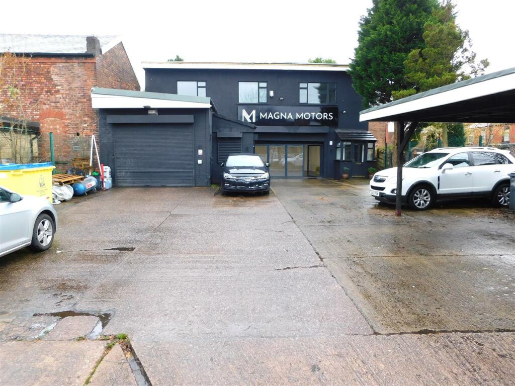 Commercial property for rent in Eastwood Road, Manchester, M40
