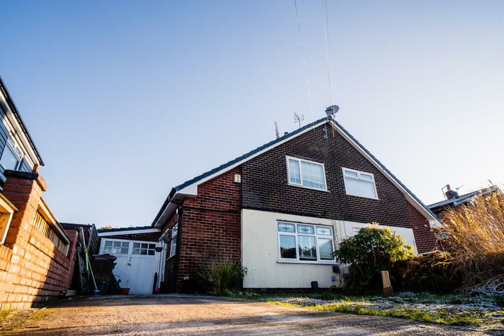 3 bedroom semidetached bungalow for sale in Paddock Lane, Failsworth