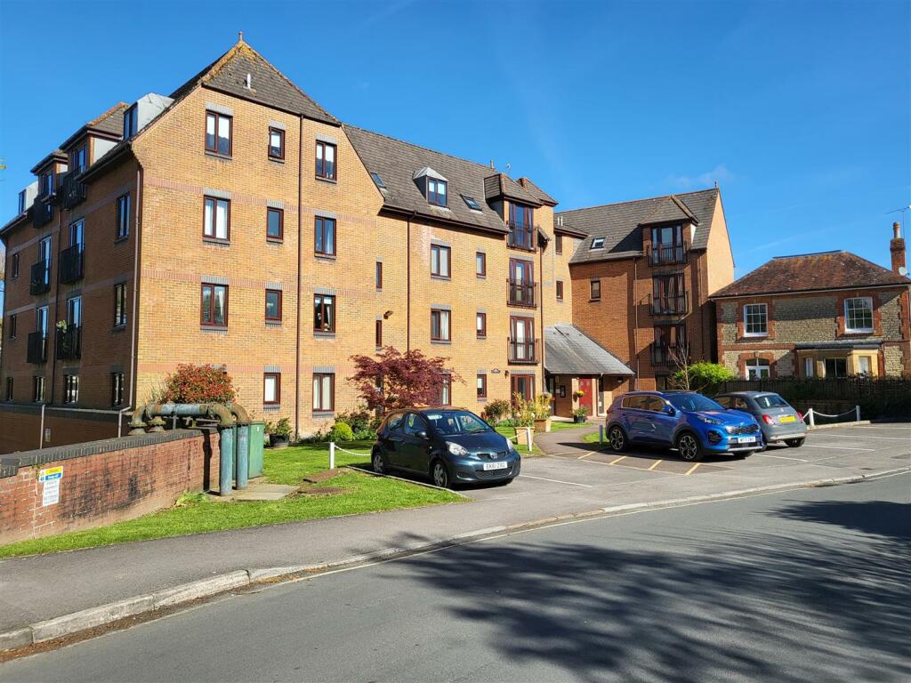 2 bedroom retirement property for sale in Barnaby Mead, Gillingham, SP8