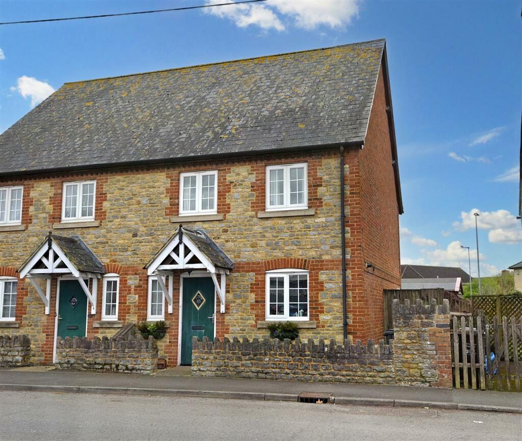 3 bedroom end of terrace house for sale in Moor Lane, Wincanton, BA9