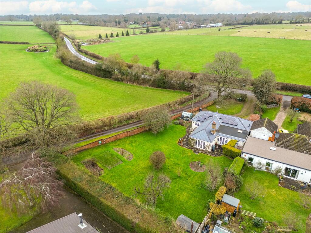 3 bedroom bungalow for sale in Hogpits Bottom, Flaunden, Hertfordshire, HP3