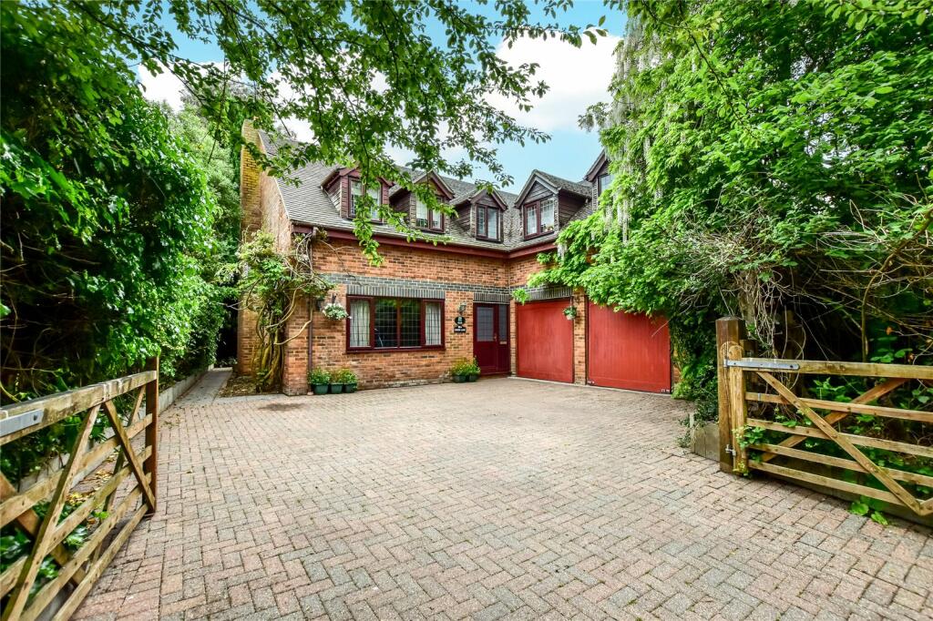 5 bedroom detached house for sale in Green Lane, Bovingdon