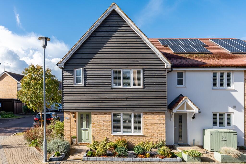 3 bedroom end of terrace house for sale in Buckwells Field, Bengeo