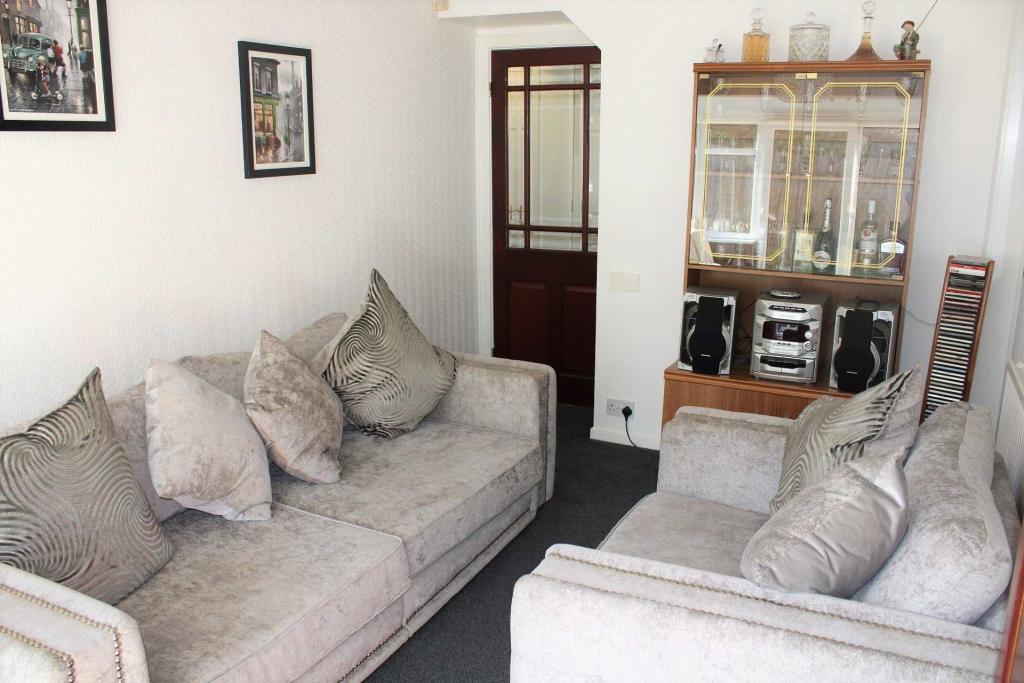 3 bedroom detached bungalow for sale in Glasson Walk, Chadderton, OL9