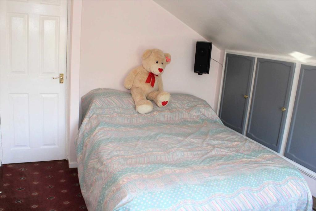 3 bedroom detached bungalow for sale in Glasson Walk, Chadderton, OL9