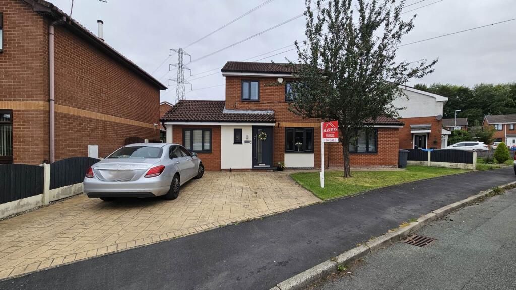 Main image of property: 120 Redwood, Chadderton, Oldham, OL9 9UG