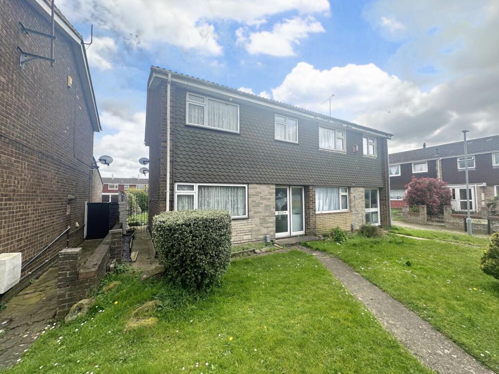 3 bedroom semi-detached house for sale in Alesia Road, Luton, LU3