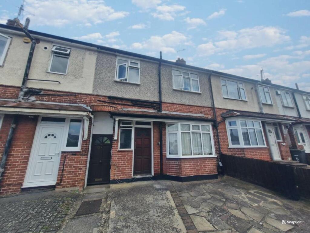 3 bedroom terraced house for sale in Hayhurst Road, Luton, LU4