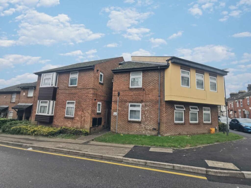 2 bedroom flat for sale in Dumfries Street, Luton, LU1