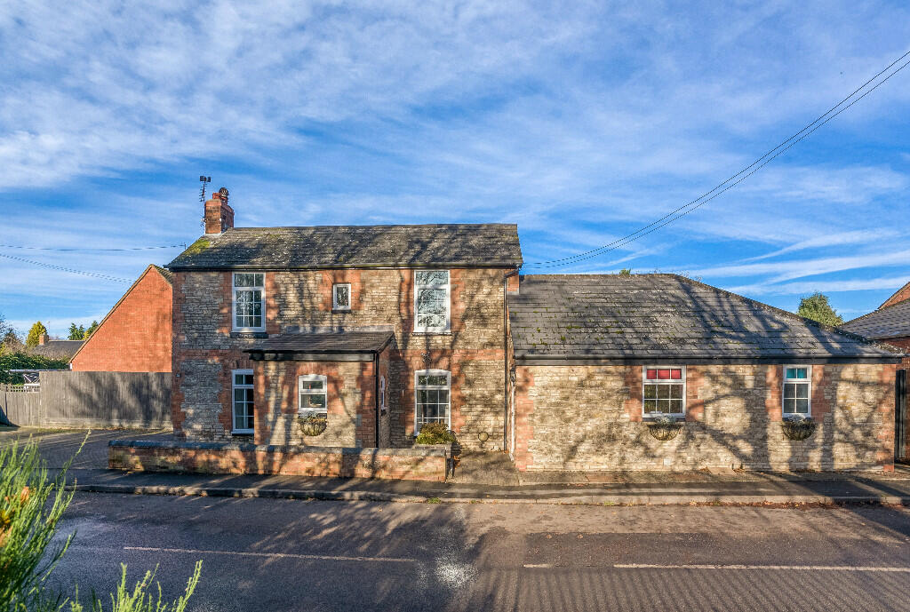 4 bedroom cottage for sale in South Parade, Harbury, Leamington Spa CV33