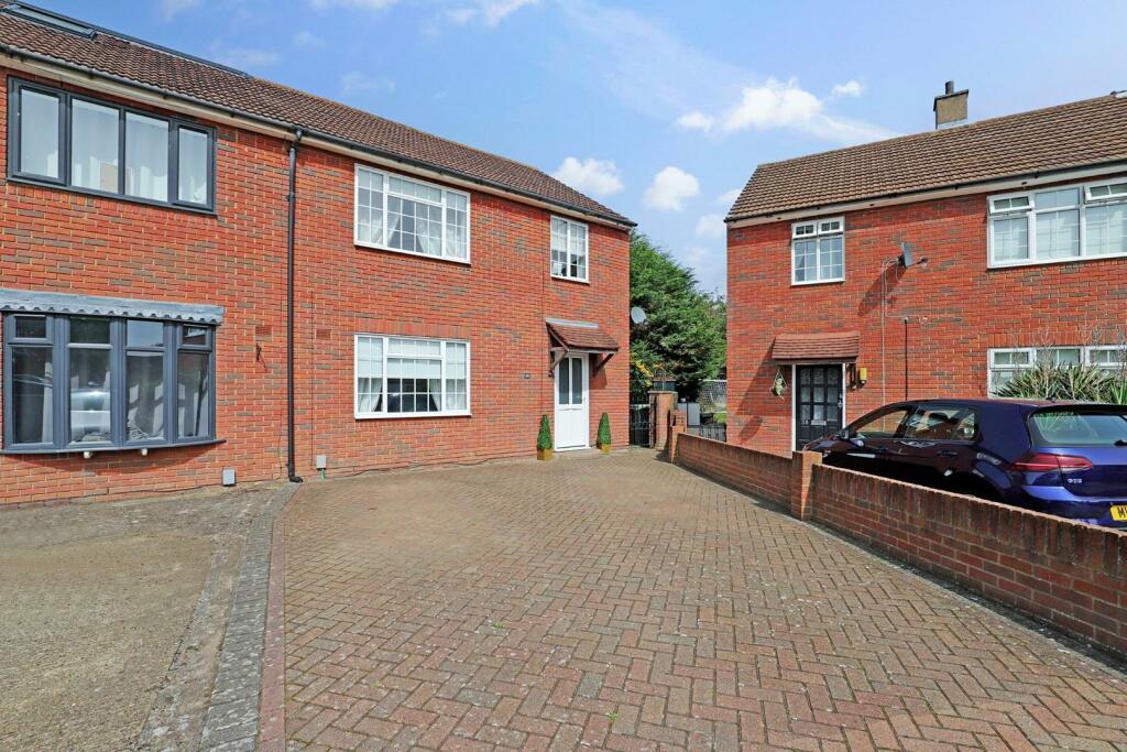 3 bedroom semidetached house for sale in Roydon Close, Loughton, IG10