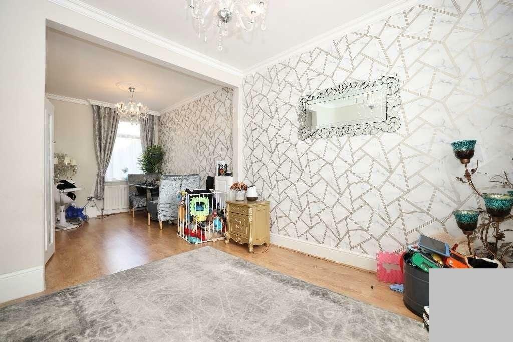 3 bedroom terraced house for sale in Smeaton Road, Woodford Green, IG8