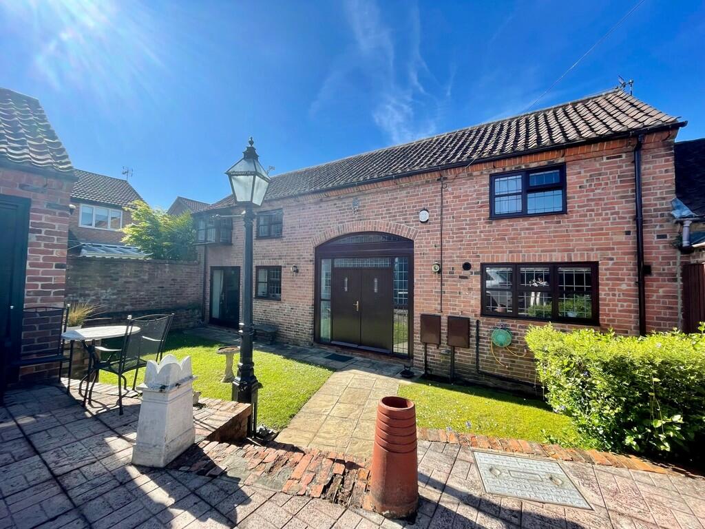 3 bedroom barn conversion for sale in Willow Lane, Gedling, Nottingham, NG4