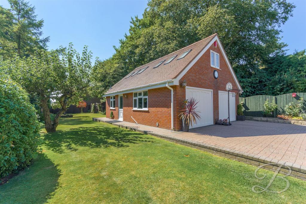 4 bedroom detached house for sale in Chapel Street, KirkbyInAshfield