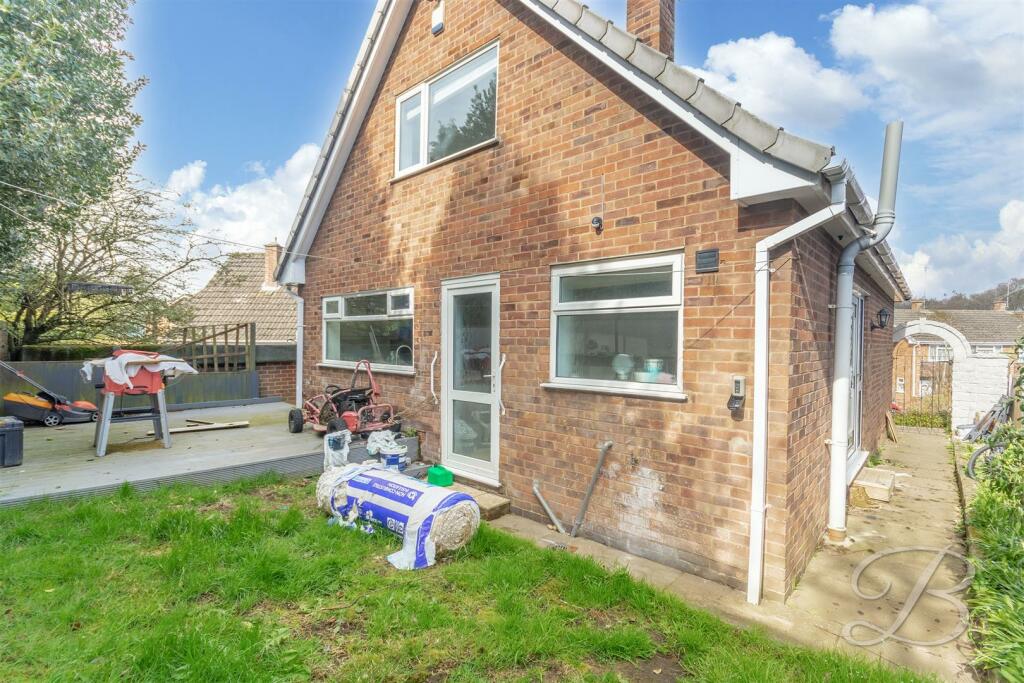 4 bedroom detached house for sale in Burwood Avenue, Mansfield, NG18