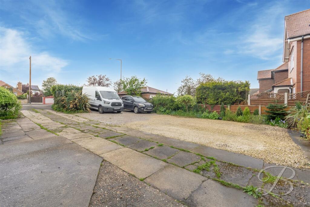 3 bedroom detached house for sale in Netherfield Lane, Church Warsop