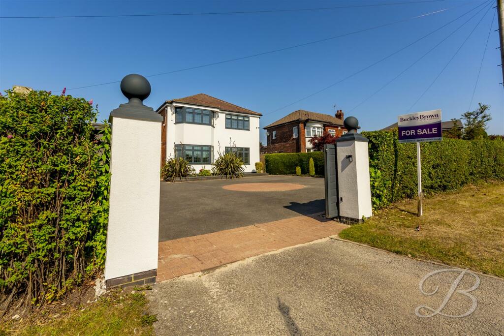 4 bedroom detached house for sale in Derby Road, KirkbyInAshfield