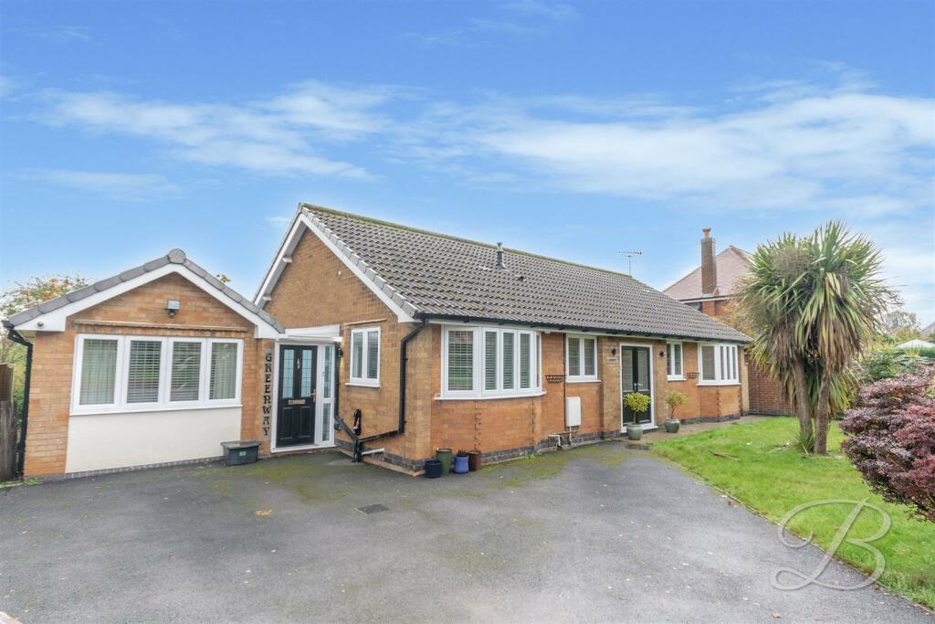 4 bedroom detached bungalow for sale in Wellow Road, Ollerton, Newark, NG22