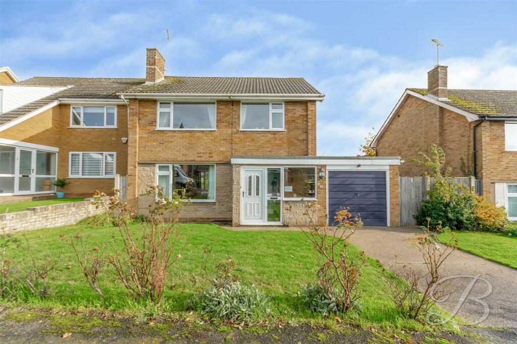 3 bedroom detached house for sale in Manvers Crescent, Edwinstowe
